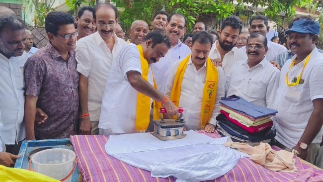 సామాన్యుడిలా ఐరన్ చేసి సర్ప్రైజ్ చేసిన ఎమ్మెల్యే కావ్య కృష్ణారెడ్డి...!