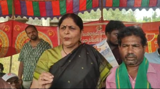 ఎయిర్‌పోర్టు నిర్వాసితుల నిరసన.  హామీల అమలుకు తహసీల్దార్ కార్యాలయం వద్ద ఆందోళన.