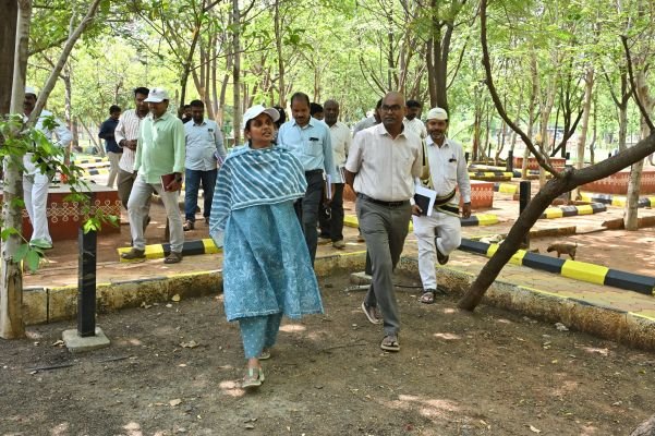 నగరంలోని పార్క్ ల్లో  చేస్తున్న అభివృద్ధి పనులను త్వరితగతిన పూర్తి చేయండి*  జిల్లా కలెక్టర్ డా.ఏ.సిరి