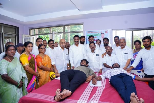 నిరంతరం రక్తదాన సేవలు అభినందనీయం: మాజీ ఎమ్మెల్యే డా. సత్తి సూర్యనారాయణరెడ్డి