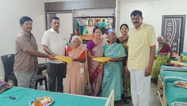 వృద్ధులకు బట్టలు పంపిణీ