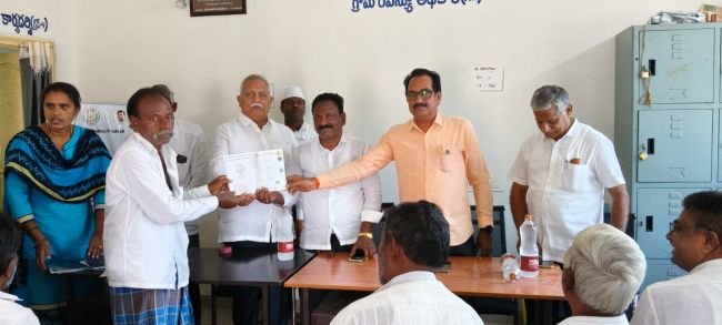రైతులకు పట్టాదారు పాసుపుస్తకాలు పంపిణీ 