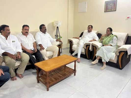 నగరం మజీ అధ్యక్షుడిని కలిసిన కడప ఎమ్మెల్యే
