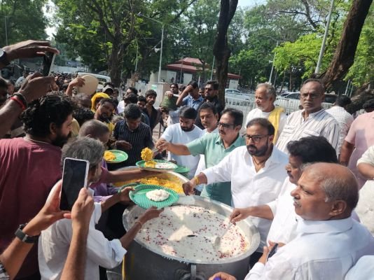 భక్తులకు అన్నప్రసాదాలు వితరణ 