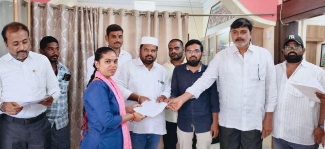 నిరుద్యోగ మహిళలకు బుట్ట ఫౌండేషన్ అండ దండలు