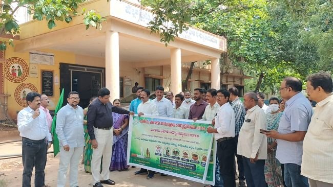 పొగాకు వినియోగం ప్రాణాంతకం  క్యాన్సర్, గుండె జబ్బుల నివారణకు పొగాకుకు దూరంగా ఉండాలి  జిల్లా వైద్య ఆరోగ్యశాఖ అధికారి డాక్టర్ కట్టా వెంకటేశ్వర్లు