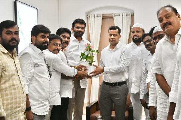  అక్రమ కేసులు, ఎన్నికల్లో అధికార దుర్వినియోగంపై జిల్లా కలెక్టర్‌కు ఫిర్యాదు   ఎమ్మెల్సీ పర్వతరెడ్డి చంద్రశేఖర్ రెడ్డి