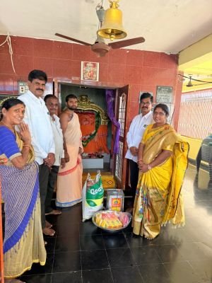 *- దేవాలయానికి ఏడాదికి సరిపడ  పూజా సామగ్రి వితరణ!*   *ఉదారతను చాటుకున్న మున్సిపల్ చైర్ పర్సన్ సామినేని సుజాత రామనాథం* 