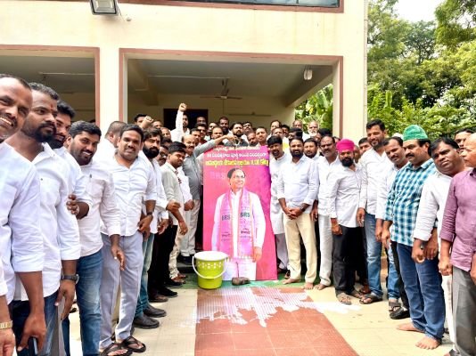 కల్యాణలక్ష్మి–షాదీ ముబారక్‌ పథకాలకు 12 ఏళ్లు.. కేసీఆర్ చిత్రపటానికి పాలాభిషేకం.