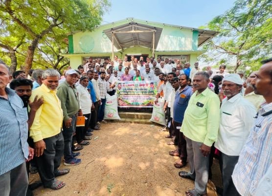 వేరుశనగ విత్తనాల పంపిణీ చేసిన