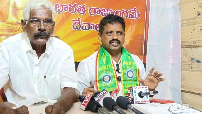 బీసీలు అంటూ నకిలీ బీసీ సర్టిఫికెట్లతో పోటీకి సిద్ధమవుతున్నారు.