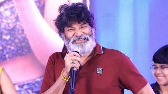 నువ్వే నువ్వే సినిమాలో పాట పాడటానికి అసలు కారణం అదే: స్టార్ డైరెక్టర్ త్రివిక్రమ్ ఆసక్తికర వ్యాఖ్యలు