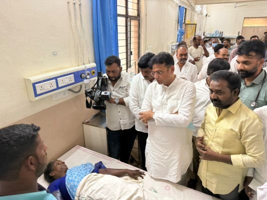 అనంతగిరి ఘాట్ రోడ్డు బస్సు ప్రమాద బాధితులను పరామర్శించిన మంత్రి శ్రీధర్ బాబు,  కాట శ్రీనివాస్ గౌడ్.