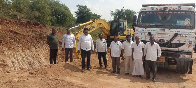 మట్టి తవ్వకాలను అడ్డుకున్న గ్రామస్తులు
