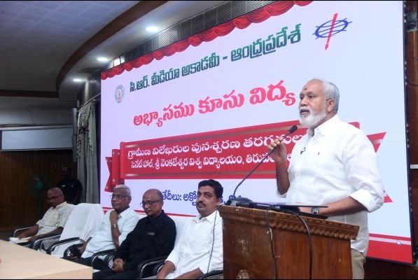 ప్రజా ప్రయోజనమే జర్నలిజం ప్రధాన లక్ష్యం -వృత్తిలో నైపుణ్యాలను పెంపొందించుకోవాలి సిఆర్ మీడియా అకాడమీ చైర్మన్ ఆలపాటి సురేష్ కుమార్  ప్రజలకు, ప్రభుత్వానికి మధ్య వారధులు పాత్రికేయులు : ఎమ్మెల్యే పులివర్తి నాని 
