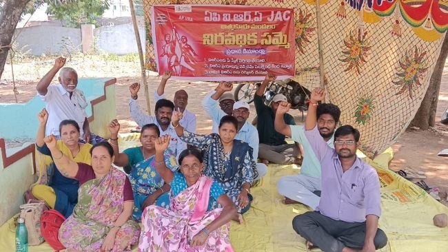 పదునెనిమీదో రోజుకు చేరి కొనసాగుతున్న వి ఆర్ ఏ ల సమ్మె 
