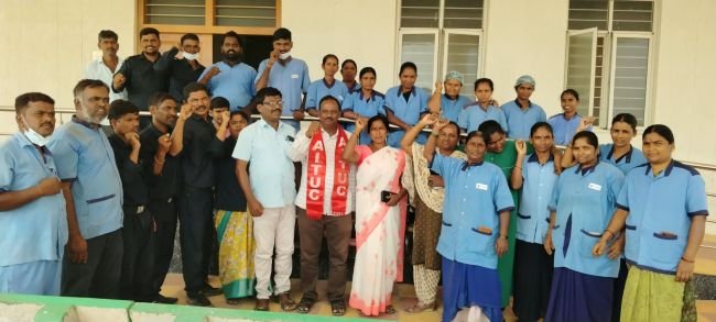 నారాయణపేట ప్రభుత్వ జనరల్ ఆసుపత్రి, మెడికల్ కళాశాల ఎదుట కార్మికుల నిరసన