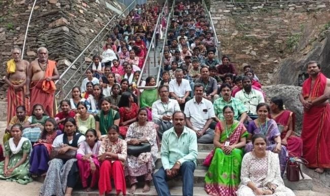భైరవకోనలో పాఠశాల విద్యార్థుల సందడి
