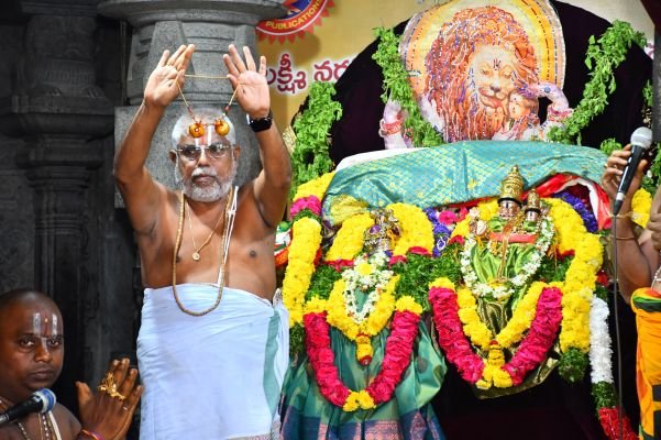 కళ్యాణం తంతులో మాంగల్య ధారణ చూపిస్తున్న పూజారి