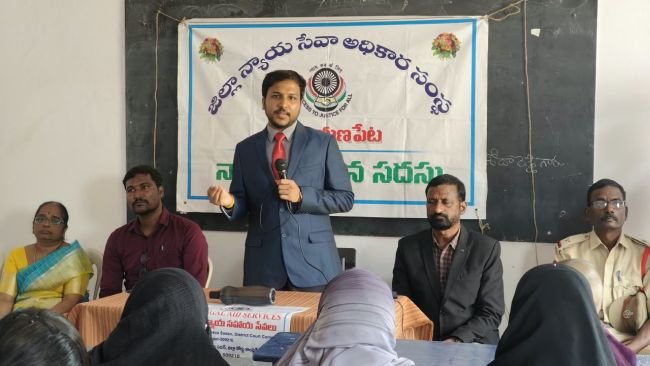 చట్టాలపై భయం వీడి అవగాహన పెంచుకోవాలి : జూనియర్ సివిల్ జడ్జి  కె. అవినాష్