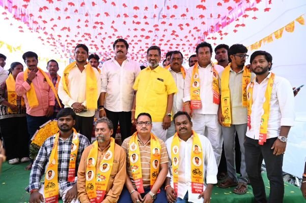 తిరుపతిలో వైసీపీకి బిగ్ షాక్ -కొర్లగుంటలో కూటమి హవా-కంచుకోట బద్దలు -వైసీపీని వీడి సైకిల్ ఎక్కిన యువత, మహిళలు ఇన్చార్జి జేబీ శ్రీనివాస్ ఆధ్వర్యంలో వందమందికి పైగా టిడిపిలో చేరిక