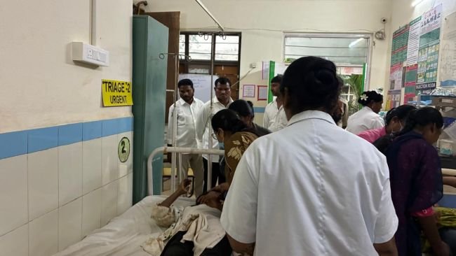 ప్రమాదంలో గాయపడిన కూలీలను ఆసుపత్రికి తరలించిన ఎమ్మెల్యే జారె