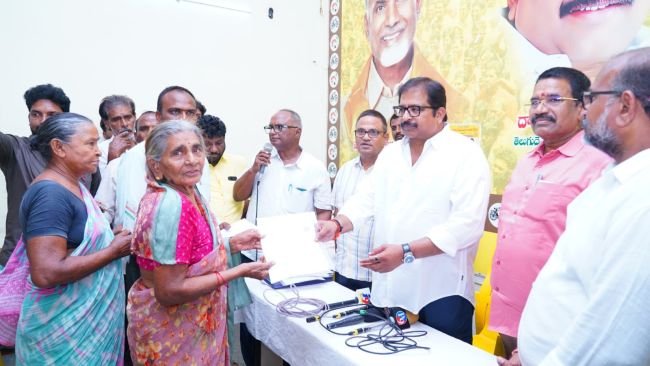 ఒంగోలు నియోజకవర్గంలో 193 మంది లబ్ధిదారులకు గృహ నిర్మాణాలు మంజూరు  ,పత్రాల పంపిణీ చేసిన శాసన సభ్యులు దామచర్ల జనార్ధన్ 