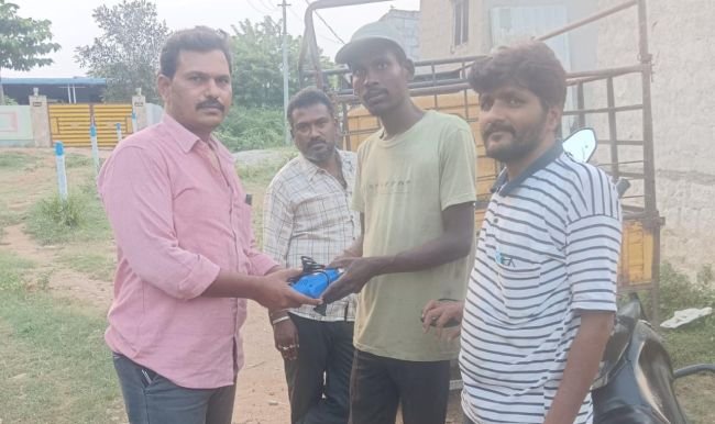 విశ్వకర్మలకు చేయూత.. పనిముట్ల పంపిణీ
