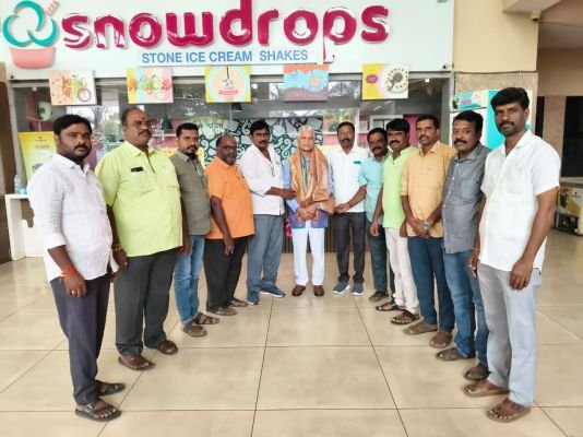 వివేరా హోటల్ లో ఘన స్వాగతం పలికిన విలేకరులు