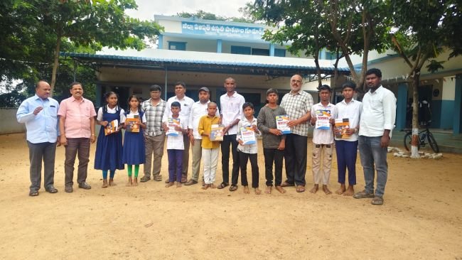 విద్యార్థులకు మెటీరియల్ పంపిణీ  
