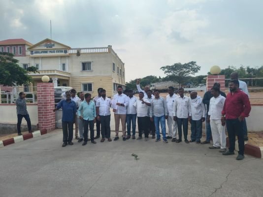 దళిత ఉప సర్పంచ్ పై దాడిని నిరసిస్తూ పోలీస్ స్టేషన్ ముందు దళిత, బహుజన సంఘాల ధర్నా