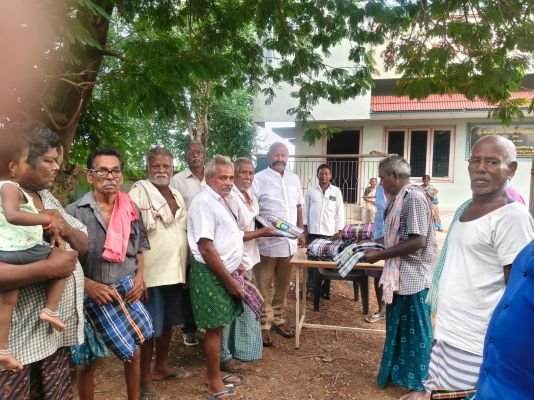 వృద్ధులకు దుప్పట్లు పంపిణీ