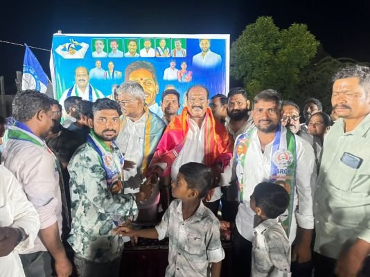 వత్సవాయిలో టీడీపీని వీడి వైఎస్ఆర్ సీపీలో చేరిన ముస్లిం మైనార్టీ కుటుంబాలు