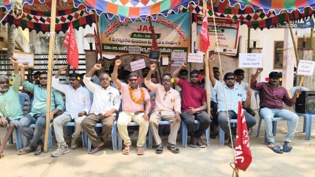 పే స్కేల్ అమలు, నామినీ విఆర్ఎ ల రెగ్యులరైజ్, ప్రమోషన్ల కల్పన కోసం  విఆర్ఎ ల ఆర్తనాదం