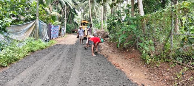 హైస్కూల్ గ్రౌండ్‌లో రొయ్యల లోడింగ్: దుర్వాసనతో విద్యార్థుల అవస్థలు
