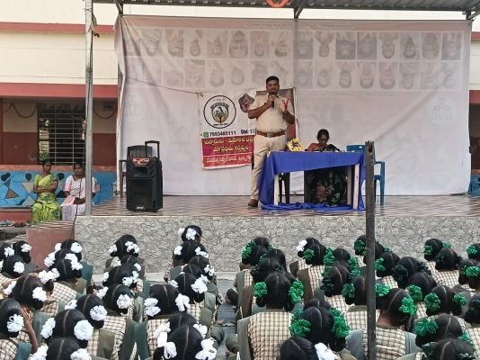  గోపాలపురంలో గురుకుల విద్యార్థులకు మహిళా భద్రతపై అవగాహన, సామాజిక మాధ్యమాలకు దూరంగా ఉండాలని ఎస్ఐ సూచన