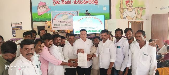 గౌరవ వేతనం అందజేయాలి  ఎంపీడీవోకి వినతి  పత్రం అందజేసిన ఉపసర్పంచ్లు