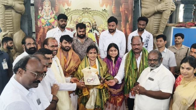 నుకాంబిక అమ్మవారిని దర్శించుకున్న హోం మంత్రి అనిత