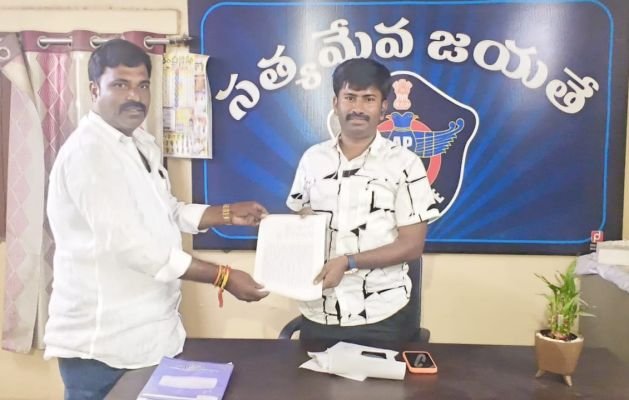 బ్యానర్లు,ప్రేమ్స్ ధ్వంసం చేయడం పిరికిపందల చర్య