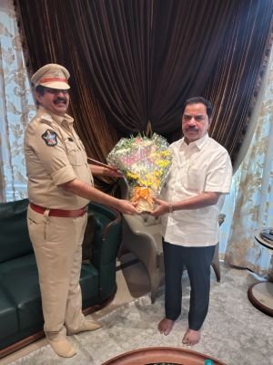 ఎమ్మెల్యే అమిలినేని సురేంద్రబాబును మర్యాదపూర్వకంగా కలిసిన నూతన డీఎస్పీ దైవప్రసాద్
