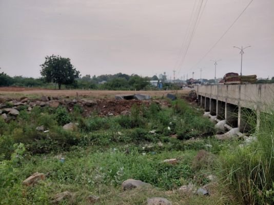 ఎదులాపురం చెరువు వాగుపై కబ్జా బాగోతమా?