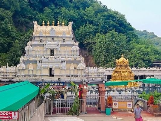 విజయవాడ ఇంద్రకీలాద్రిపై వీఐపీ దర్శనాలు రద్దు: భారీగా పెరిగిన భక్తుల రద్దీ