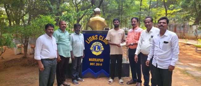 పేద విద్యార్థికి లయన్స్ క్లబ్ చేయూత