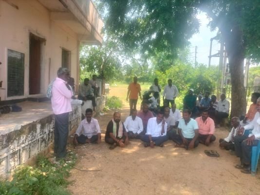 చేతికొచ్చిన వరి పంట ఎండిపోతున్న పట్టించుకోరా….?