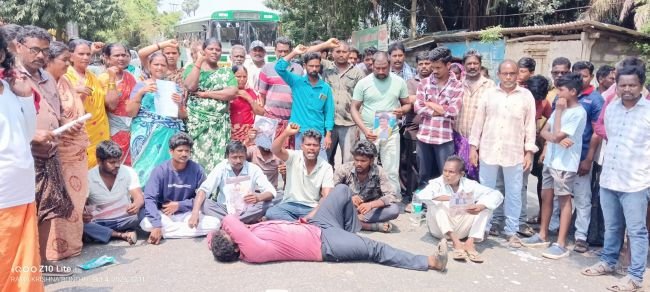 హత్య కేసులో నిందితులందరినీ అరెస్టు చేయాలని డిమాండ్ జాతీయ రహదారిపై గ్రామస్తుల ఆందోళన 