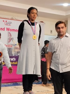 రాష్ట్రస్థాయి పవర్ లిఫ్టింగ్ పోటీల్లో జగ్గయ్యపేట యువతికి బంగారు పతకం.సీనియర్ మహిళల 47 కేజీల విభాగంలో ప్రథమ స్థానం సాధించిన వేమవరపు రత్నకుమారి