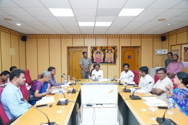 సంక్షేమ పథకాల అమలుపై మంత్రి డోలా సమీక్ష
