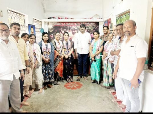 పవన్ కళ్యాణ్  ప్రజాసేవా సంకల్పానికి ఆకర్షితులై జనసేనలో చేరిన 10 కుటుంబాల మహిళలు