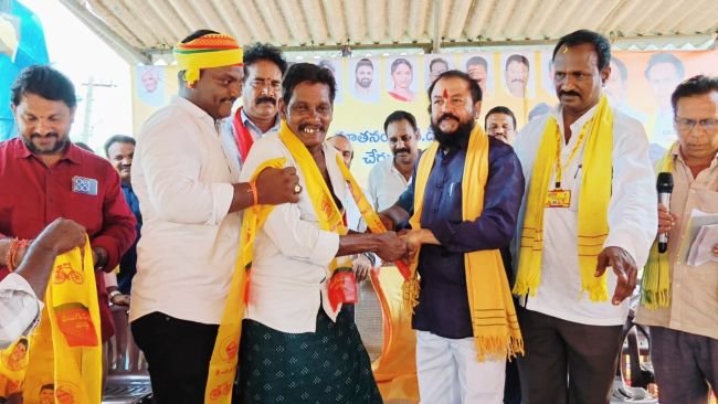 - *వైసీపీ కంచుకోట బద్దలు.. కూటమి ప్రభుత్వ అభివృద్ధి పాలనకు ఆకర్షితులై టీడీపీ తీర్థం పుచ్చుకున్న 25 కుటుంబాలు*