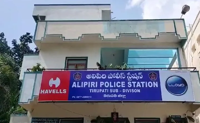 వ్యభిచార ముఠా గుట్టురట్టు -శ్రీనివాస గెస్ట్ హౌస్ పై పోలీసుల మెరుపు దాడి -మేనేజర్ సహా ముగ్గురు అరెస్ట్ - రూ.28 వేలు స్వాధీనం -శ్రీనివాస గెస్ట్ హౌస్ మూసివేతకు ఆర్డీవోకు లేఖ